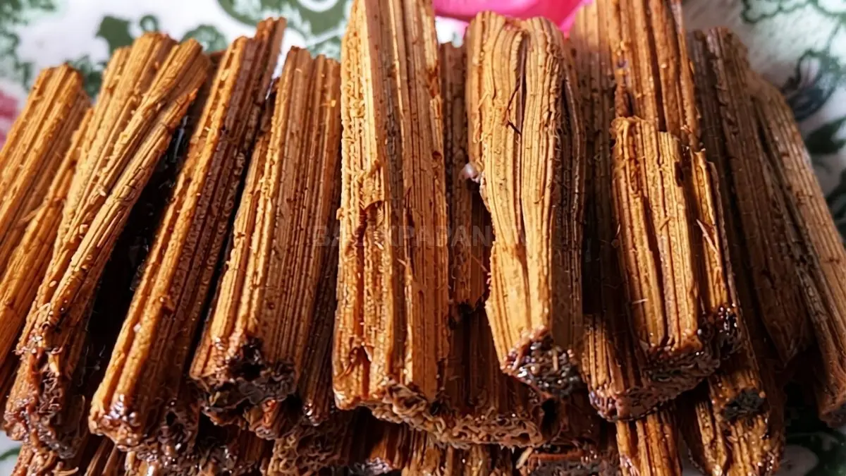 Gula gait berbentuk batang kecil berwarna cokelat keemasan sebagai salah satu jajanan tradisional Kalimantan Timur.