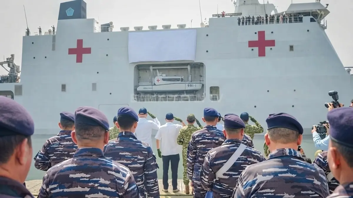 KRI dr. Wahidin Sudirohusodo-991 saat dilepas untuk menjalankan Satgas Port Visit 2026 menuju empat negara di kawasan Pasifik Selatan.