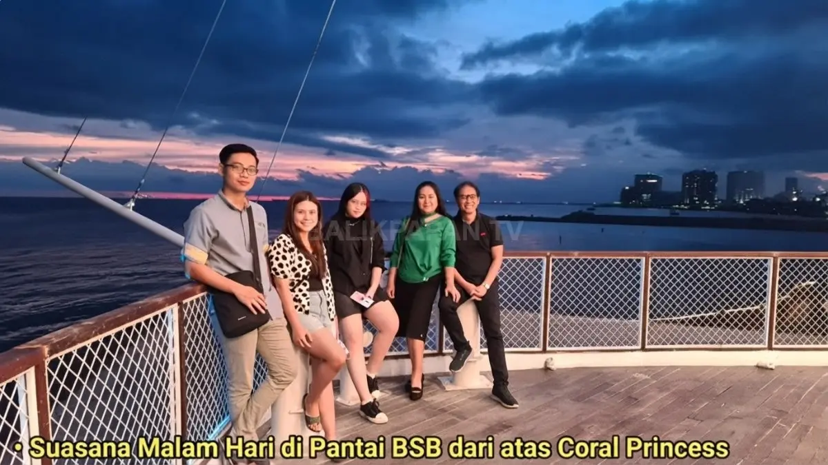 Pengunjung menikmati suasana sore dan spot foto di kawasan Pantai BSB Balikpapan.