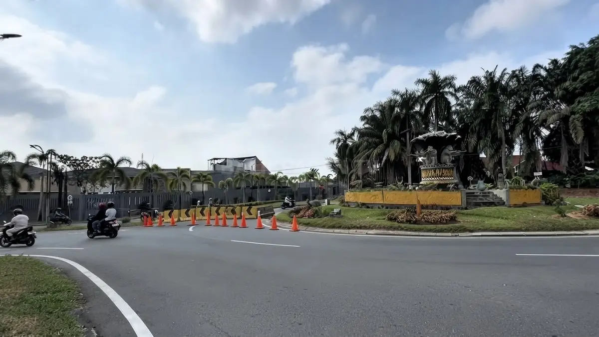 Penutupan U-turn Bundaran Monyet Balikpapan dievaluasi Dishub setelah pelanggaran lalu lintas masih sering terjadi. *(Sumber: YouTube Balikpapan TV)*
