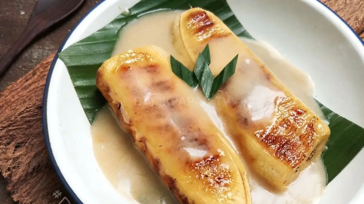 Pisang gapit khas Kalimantan Timur berupa pisang panggang yang dipipihkan dan disiram saus kinca gula merah.
