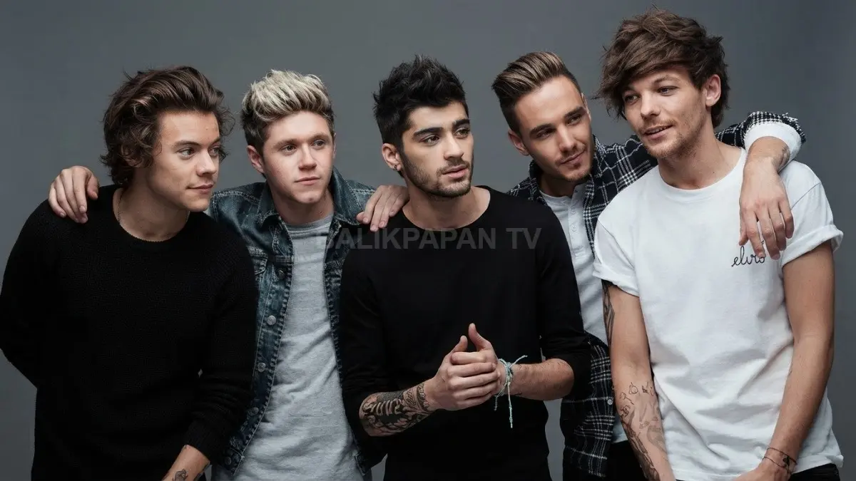 Potret kebersamaan kelima personel grup musik global One Direction dalam balutan gaya kasual. (BTV/Ai)