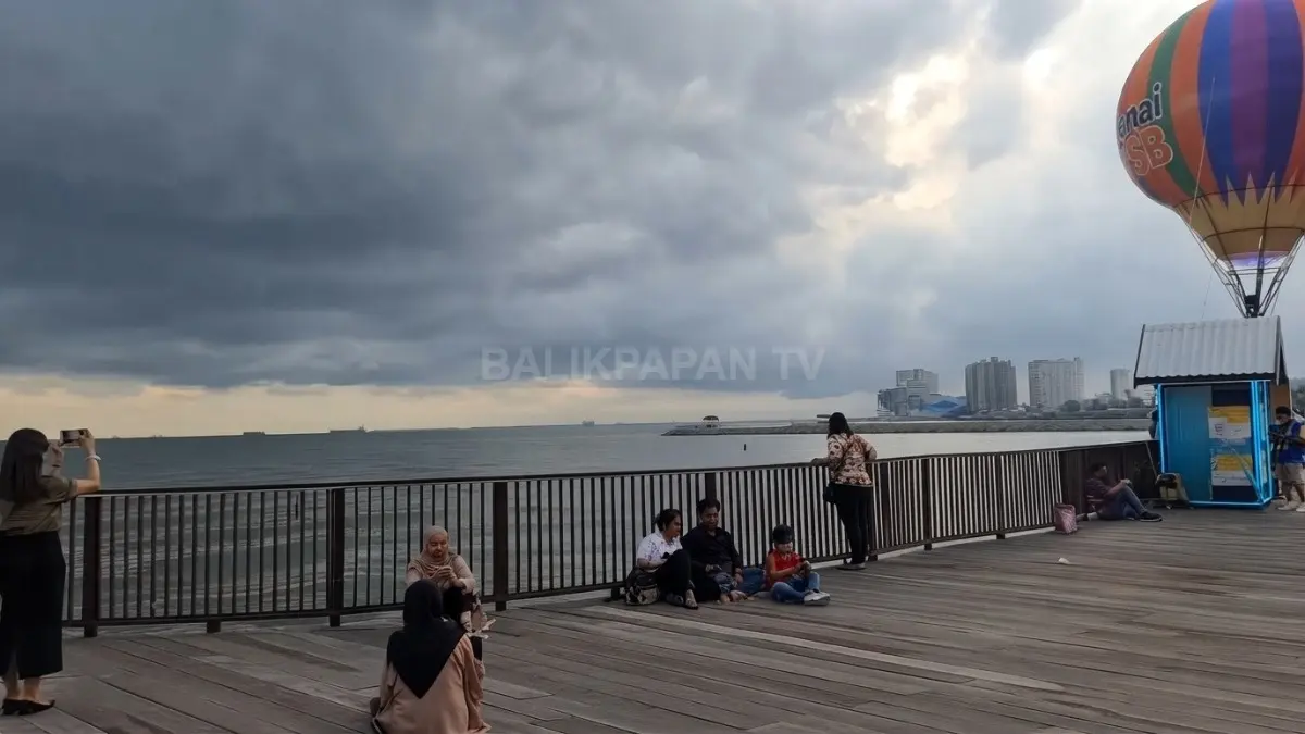 Suasana Pantai BSB Balikpapan dengan latar laut dan area rekreasi kawasan Balikpapan Superblock.