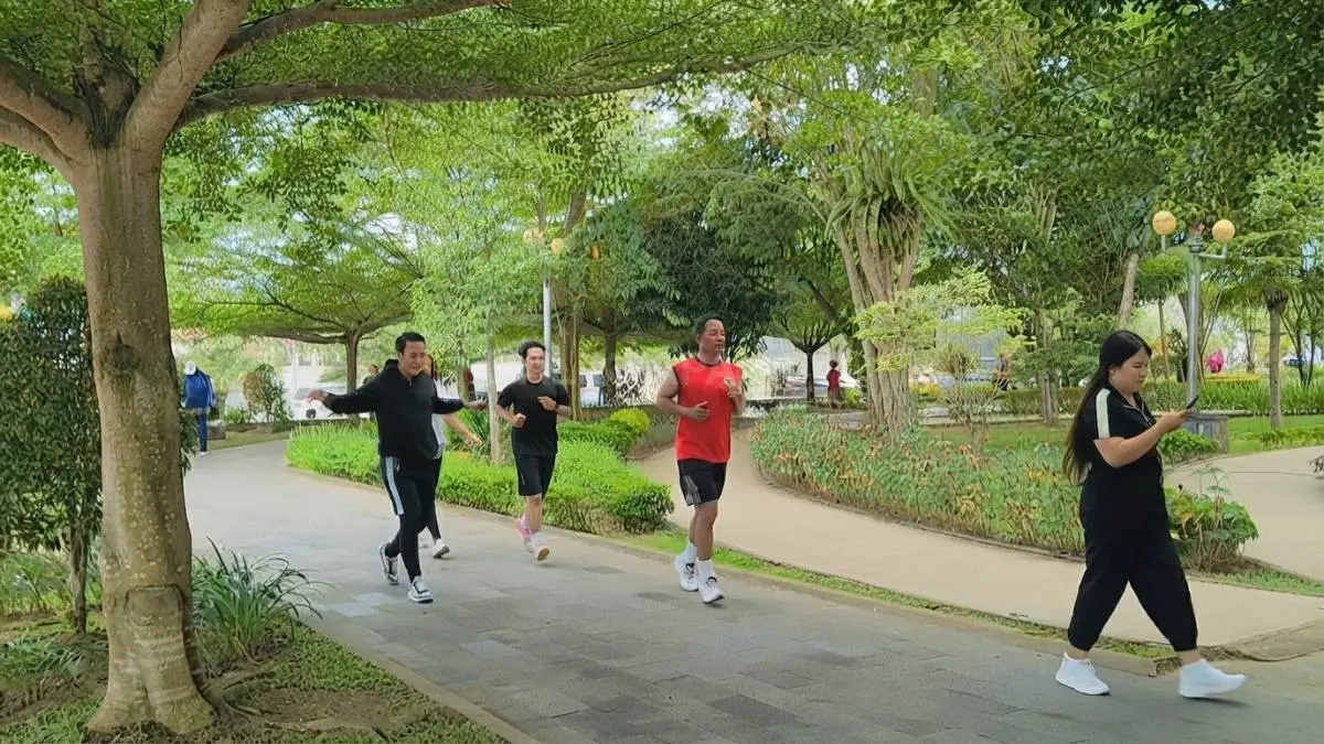 Warga beraktivitas dan berolahraga ringan di kawasan Taman Samarendah.