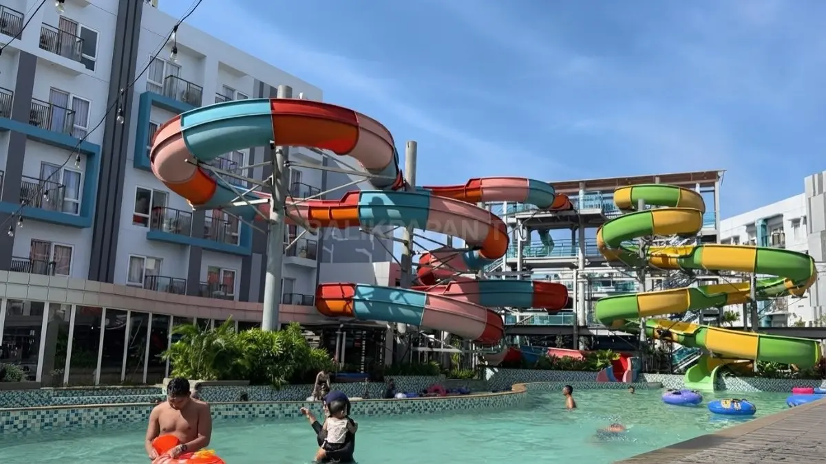 Aqua Boom Waterpark BSB menampilkan kolam luas dengan berbagai wahana air untuk keluarga Balikpapan.