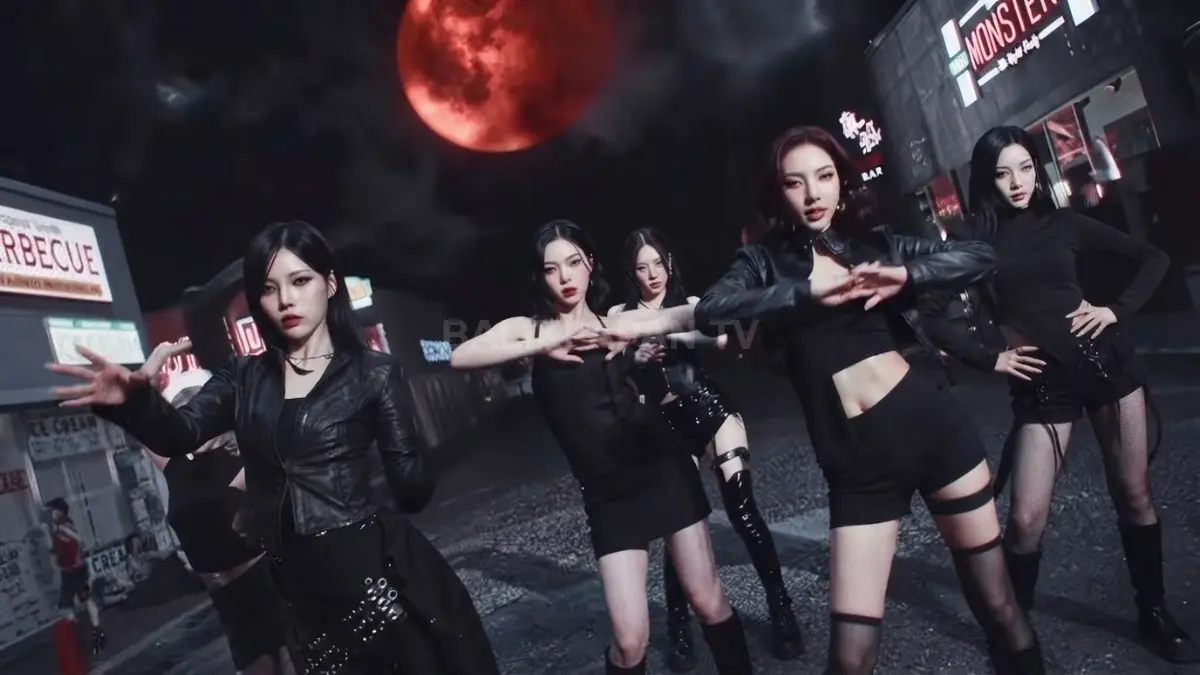 BABYMONSTER membawakan MOON dengan konsep vampir, nuansa gelap, koreografi energik, dan atmosfer Southern trap memikat. (BTV/AI)