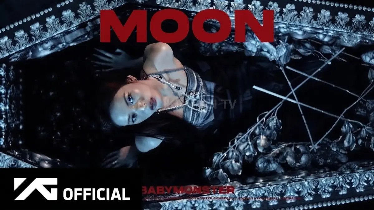 BABYMONSTER tampil dalam konsep vampir dengan nuansa gelap, elegan, dan energi kuat melalui lagu MOON. (BTV/AI)