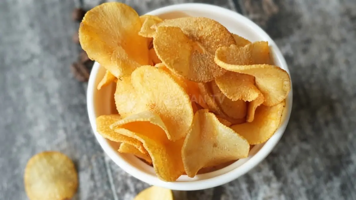 Daging buah cempedak diolah menjadi keripik renyah berwarna keemasan sebagai camilan khas Kalimantan