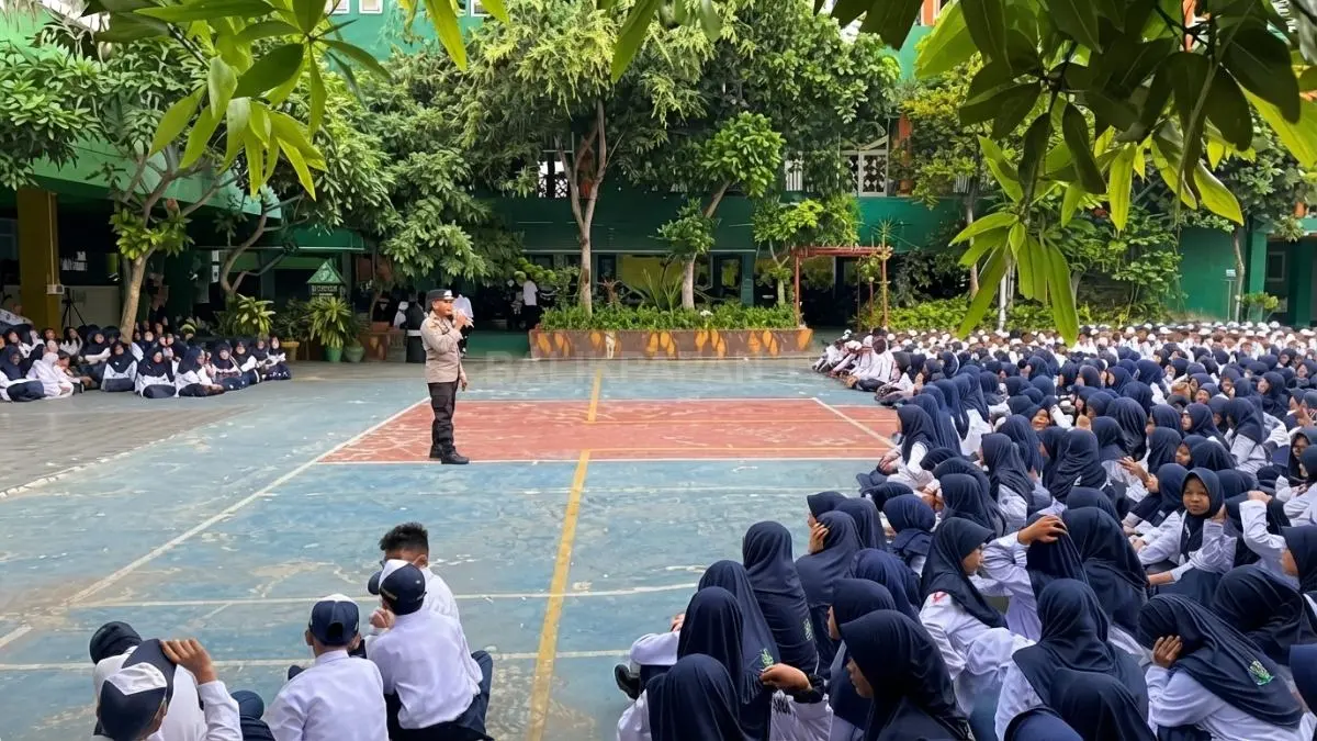 Kapolsek Balikpapan Utara AKP Robert Davis memimpin edukasi kenakalan remaja di MTsN 1 Balikpapan. (DOK. SUYONO/BALPOS)