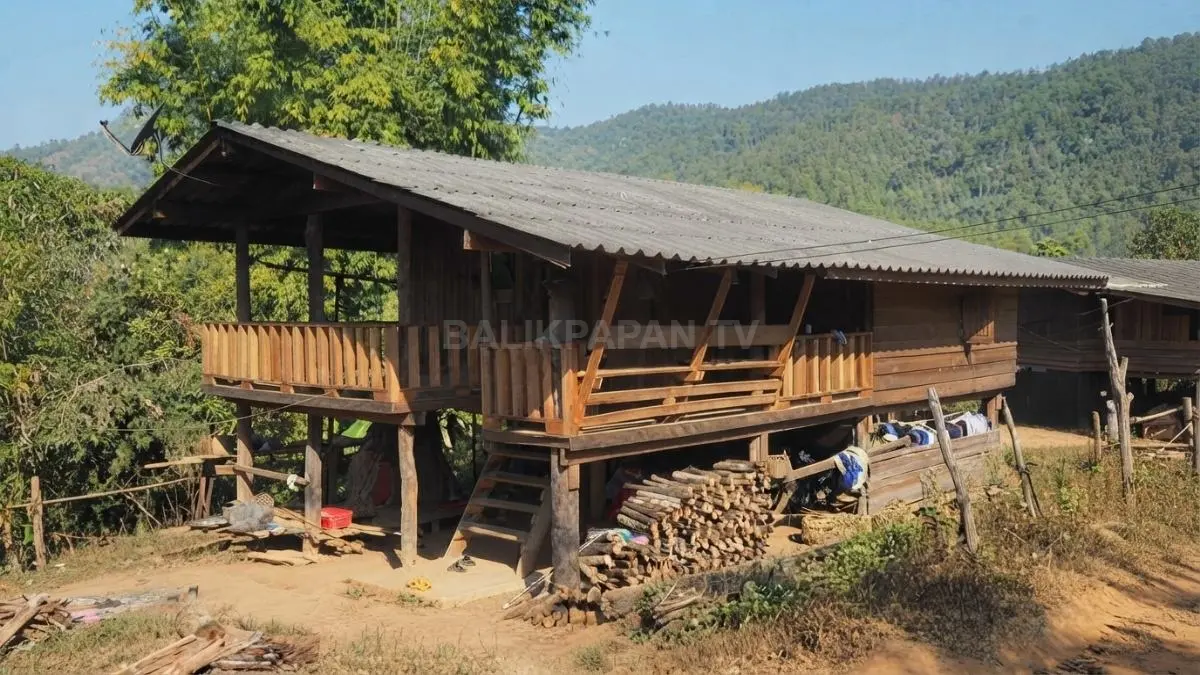 Kolong rumah panggung dapat dimanfaatkan sebagai ruang aktivitas keluarga tanpa memperluas bangunan utama, sesuai kebutuhan. (BTV/AI)