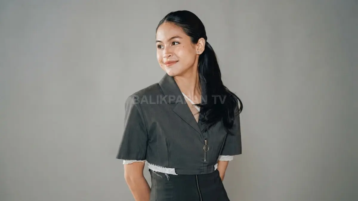 Konten mindfulness Maudy Ayunda memicu perdebatan tentang kesehatan mental, privilege, kepedulian sosial, dan paparan berita buruk. (BTV/AI)
