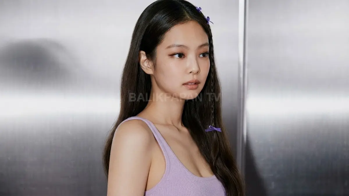 Potret anggun Jennie BLACKPINK mengenakan atasan ungu dengan tatanan rambut berhias pita. (BTV/Ai)