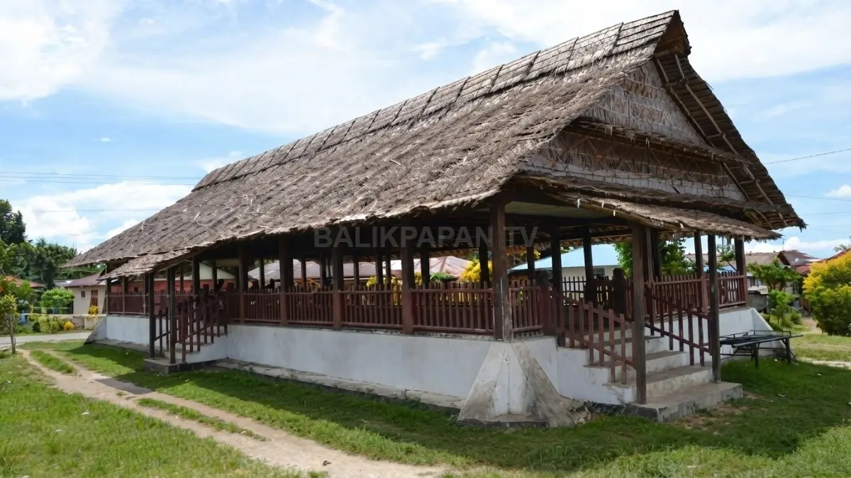 Rumah Baileo Maluku menjadi pusat musyawarah, kegiatan adat, dan kebersamaan masyarakat melalui ruang terbuka luas (BTV/AI)