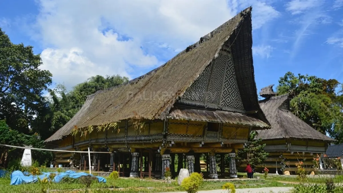 Rumah Bolon merupakan rumah panggung Batak dengan struktur kayu, atap khas, ornamen budaya, dan identitas tradisional kuat. (BTV/AI)