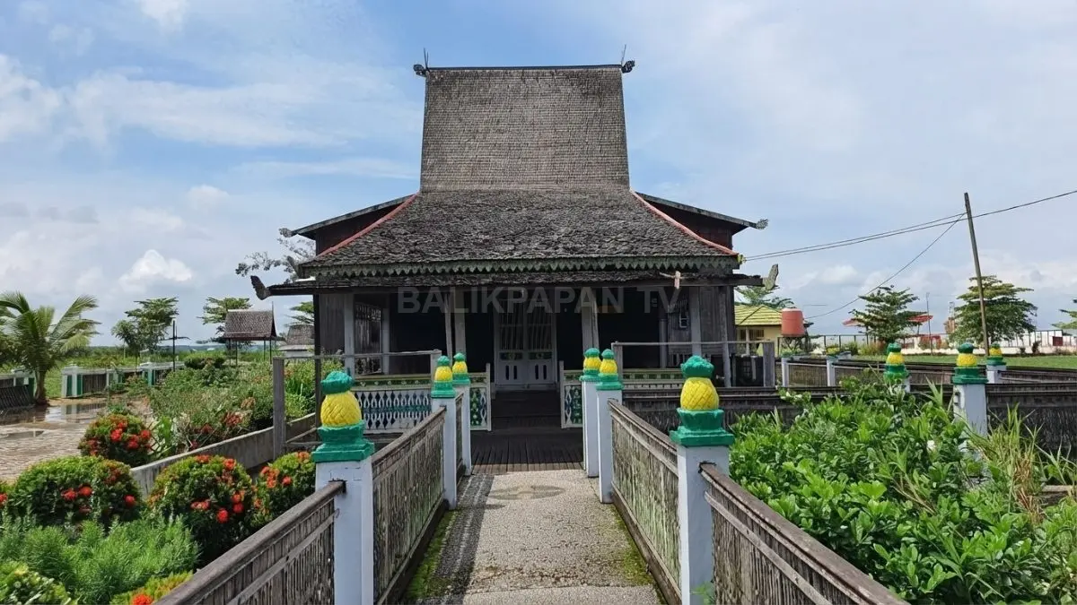 Rumah Bubungan Tinggi dikenal lewat atap menjulang, material kayu, struktur panggung, serta nilai budaya masyarakat Banjar (BTV/AI)