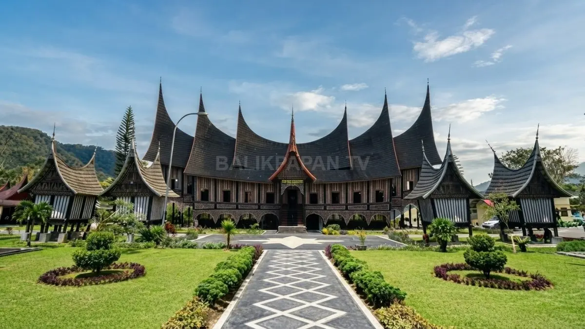 Rumah Gadang menampilkan atap gonjong khas Minangkabau, ukiran alam, serta nilai keluarga dan budaya lintas generasi (BTV/AI).
