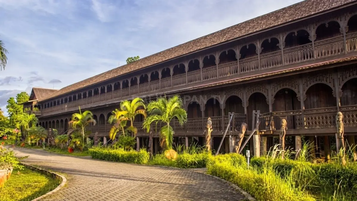 Rumah Lamin mencerminkan budaya Dayak Kalimantan Timur melalui hunian panjang, ornamen khas, dan semangat hidup bersama. (BTV/AI)