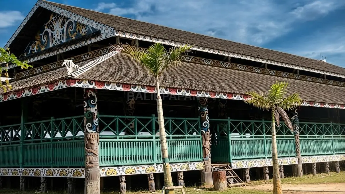 Rumah panggung Kalimantan memanfaatkan kolong multifungsi untuk menyimpan barang, menghadapi lingkungan, dan menunjang aktivitas keluarga. (BTV/AI)