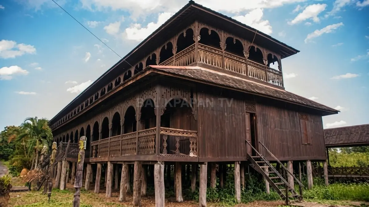 Rumah panggung menyesuaikan kondisi lingkungan, membantu menghadapi genangan, kontur tanah, dan iklim tropis Kalimantan alami (BTV/AI)