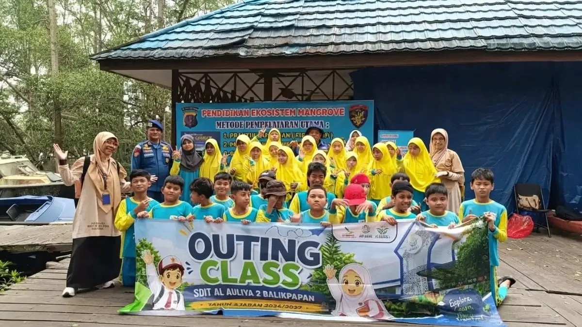 Siswa SD IT Al Auliya 2 belajar menanam mangrove untuk menjaga lingkungan pesisir sejak dini. (DOK. SUYONO/BALPOS)