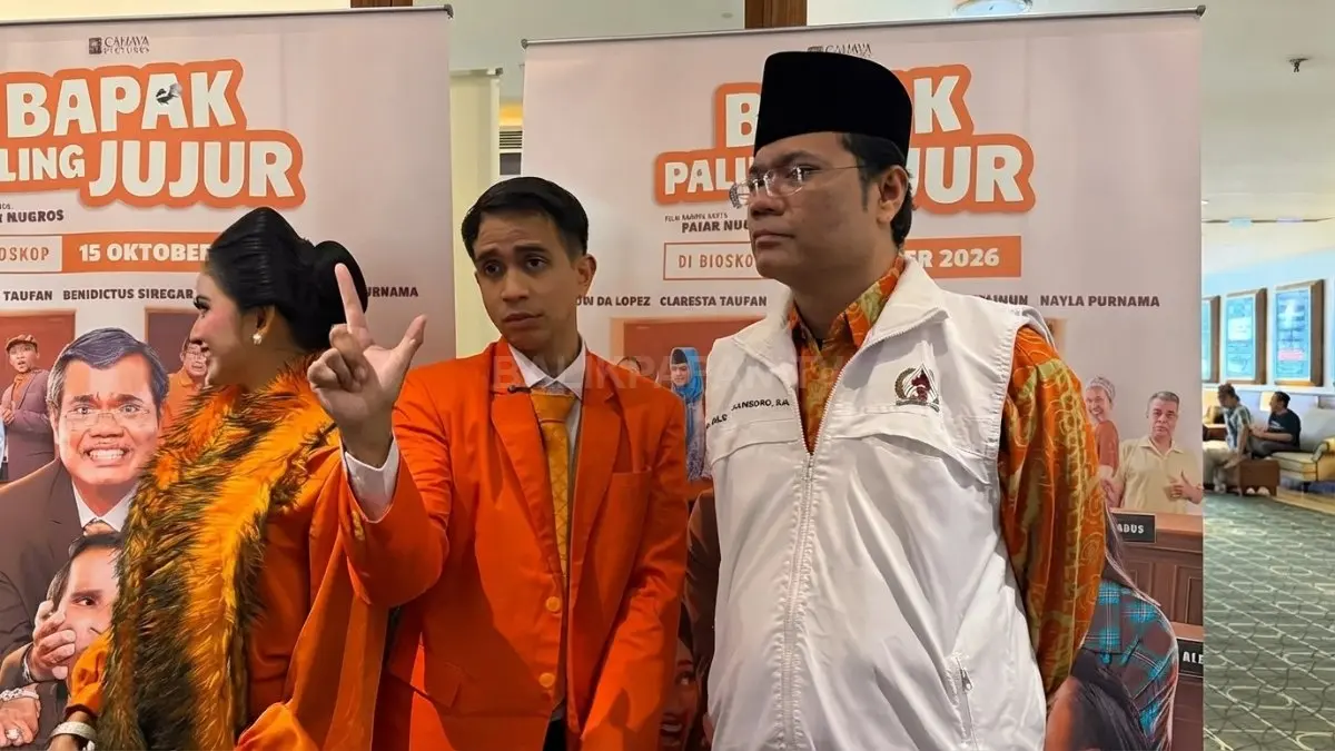 Soleh Solihun saat membahas pengalaman menjalani syuting film Bapak Paling Jujur dengan penampilan kumis yang dicukur setengah.