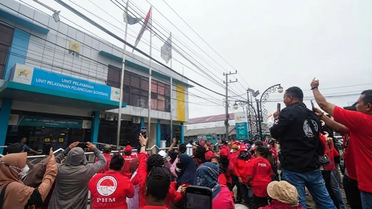 Suasana aksi massa di Kantor UP3 PLN Bontang, Jalan MT Haryono, Kamis (17/9/2026), saat warga memprotes pemadaman listrik bergilir.