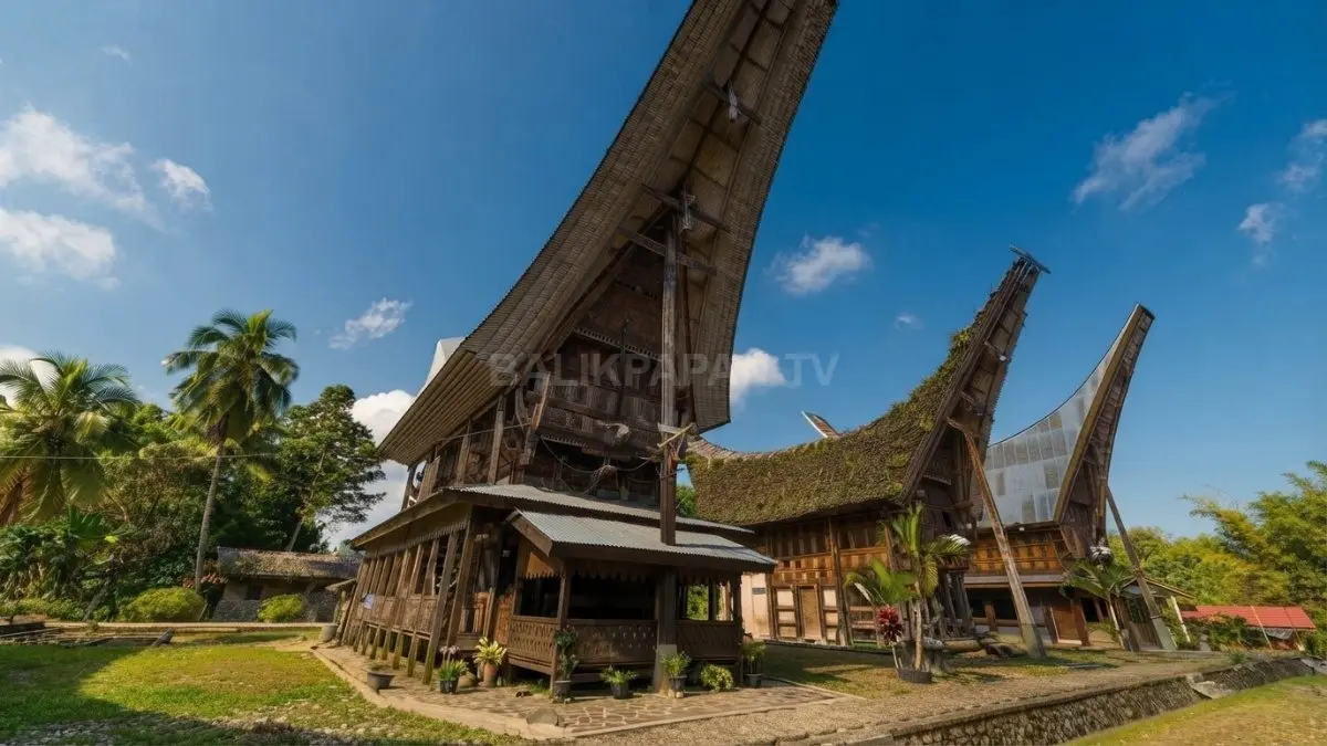 Tongkonan Toraja memiliki atap menyerupai perahu, ukiran penuh makna, serta warna khas yang mencerminkan identitas budaya masyarakat. (BTV/AI)