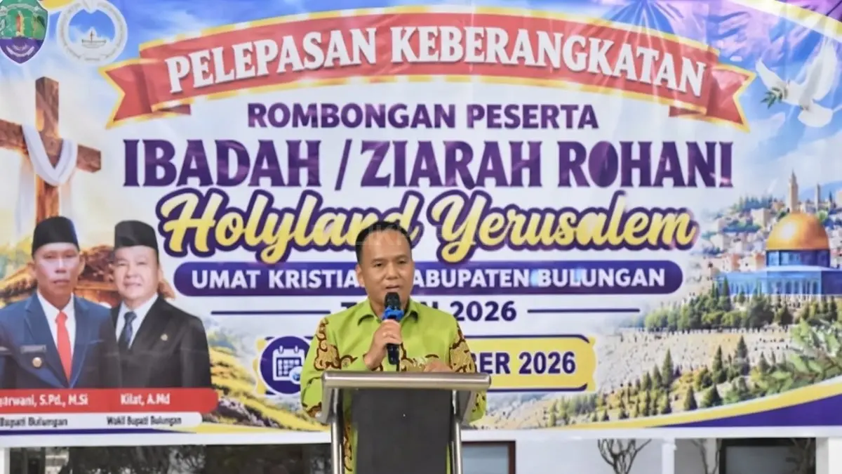 Wakil Bupati Bulungan Kilat saat melepas rombongan peserta Tour Holyland di Pendopo Rumah Jabatan Wakil Bupati Bulungan.