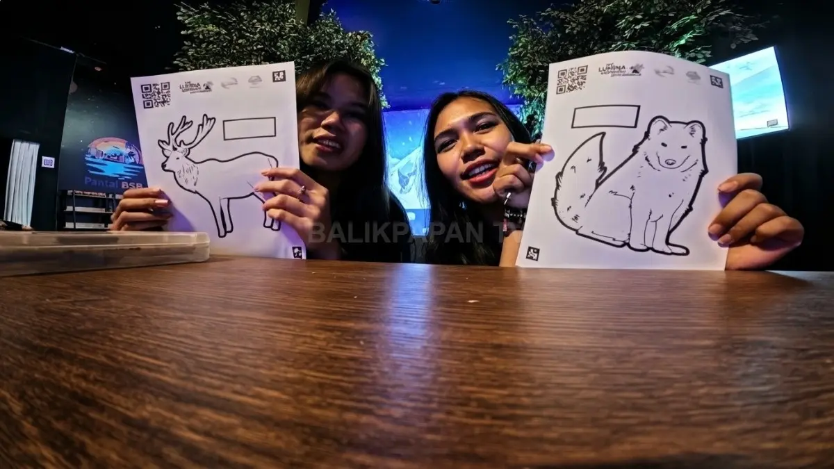 Aktivitas mewarnai menjadi bagian pengalaman kreatif pengunjung sebelum hasil gambar dipindai ke layar digital.