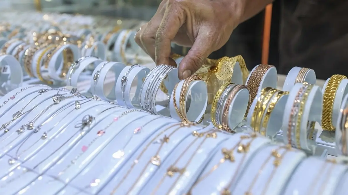 Harga emas perhiasan turun, Lakuemas mencatat 24K Rp2,202 juta per gram pada Jumat 18 September 2026