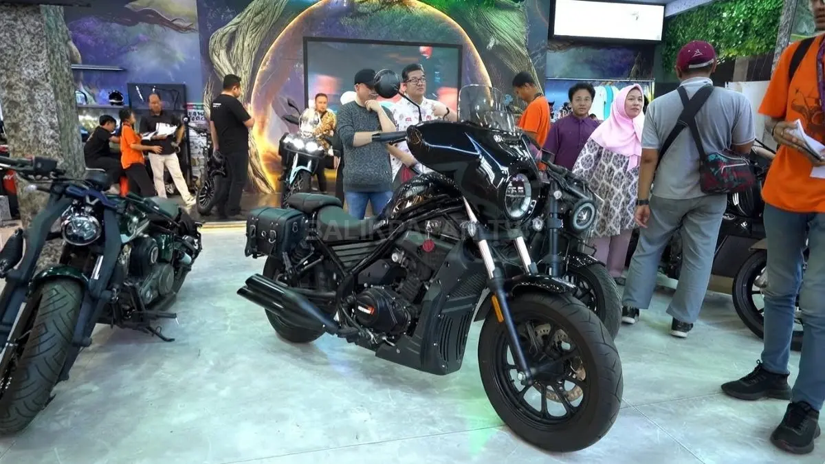 Keeway Road Falcon 250 tampil gagah sebagai cruiser dua silinder dengan panel TFT dan speaker Bluetooth terintegrasi.