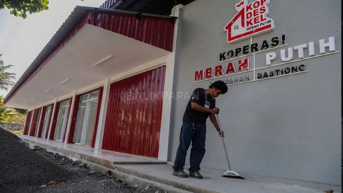 Pekerja menyelesaikan pembangunan gerai KDKMP sebagai persiapan operasional koperasi desa akhir September 2026