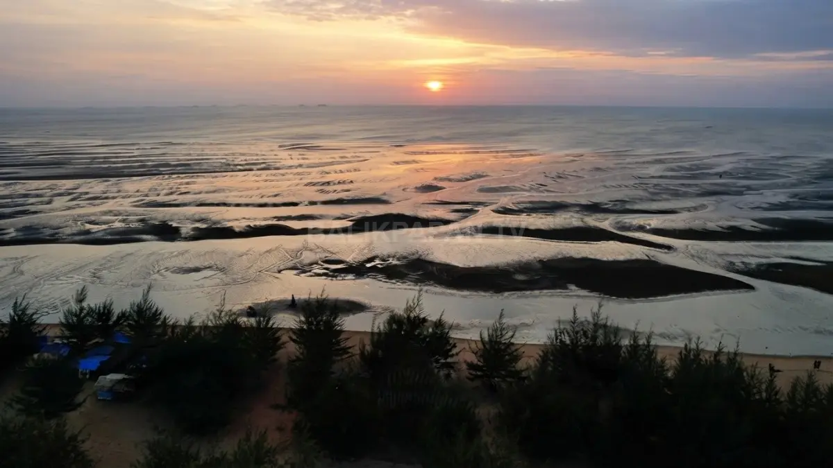 Pemandangan indah matahari terbenam di Pantai Kasuari saat kondisi air laut sedang surut. (BTV/Ai)