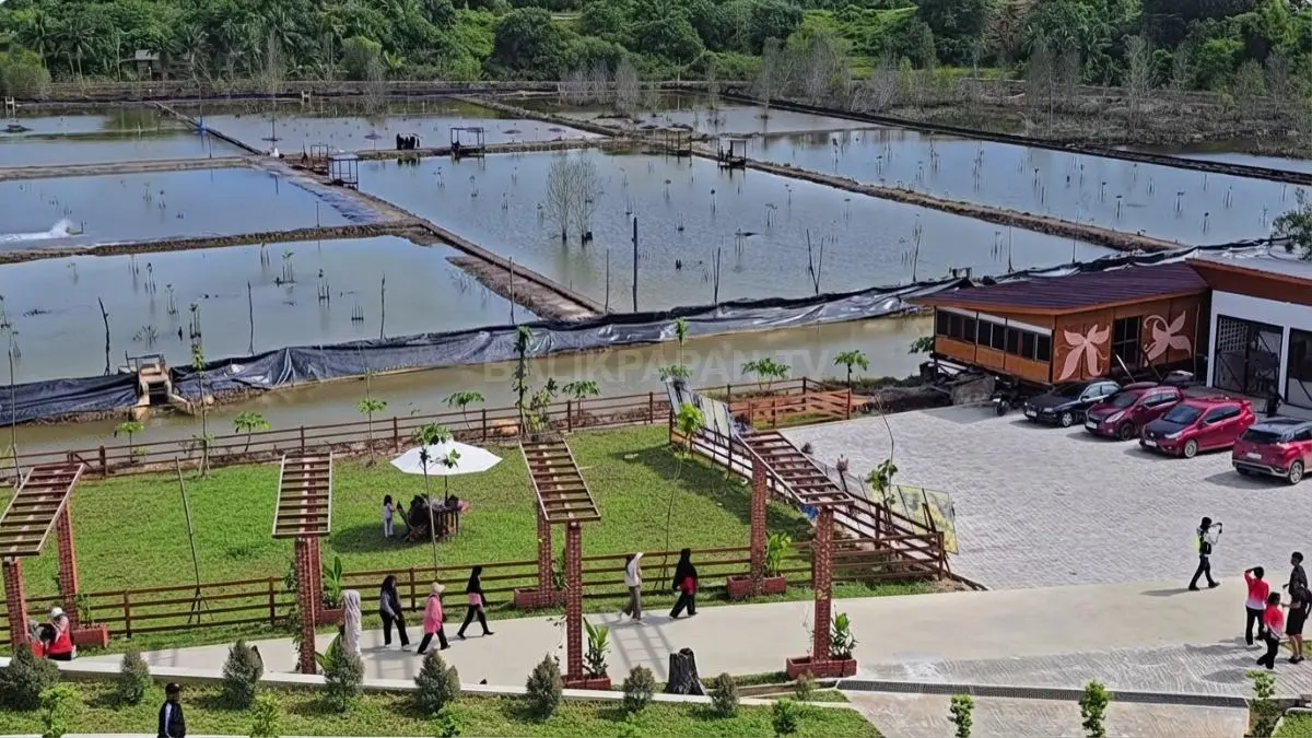 Pengunjung menikmati suasana santai di kawasan resort dengan latar sungai dan lingkungan hijau Balikpapan.