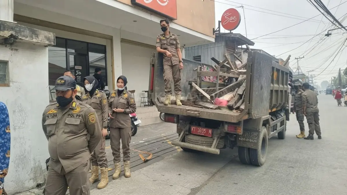 Petugas Satpol PP Samarinda membongkar bangunan liar di Jalan Lambung Mangkurat, Gang 9, Kelurahan Pelita. (DOK. KIS/SAPOS)