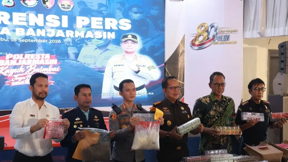 Polisi mengamankan 3,45 juta batang rokok ilegal dari Surabaya di Pelabuhan Trisakti Banjarmasin. (Foto: Maulana/Radar Banjarmasin)