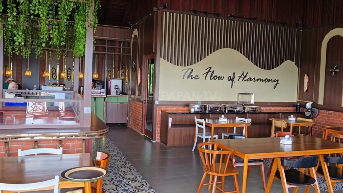 Restoran Deboekit menyediakan beragam pilihan menu untuk melengkapi pengalaman liburan bersama keluarga dan kerabat.