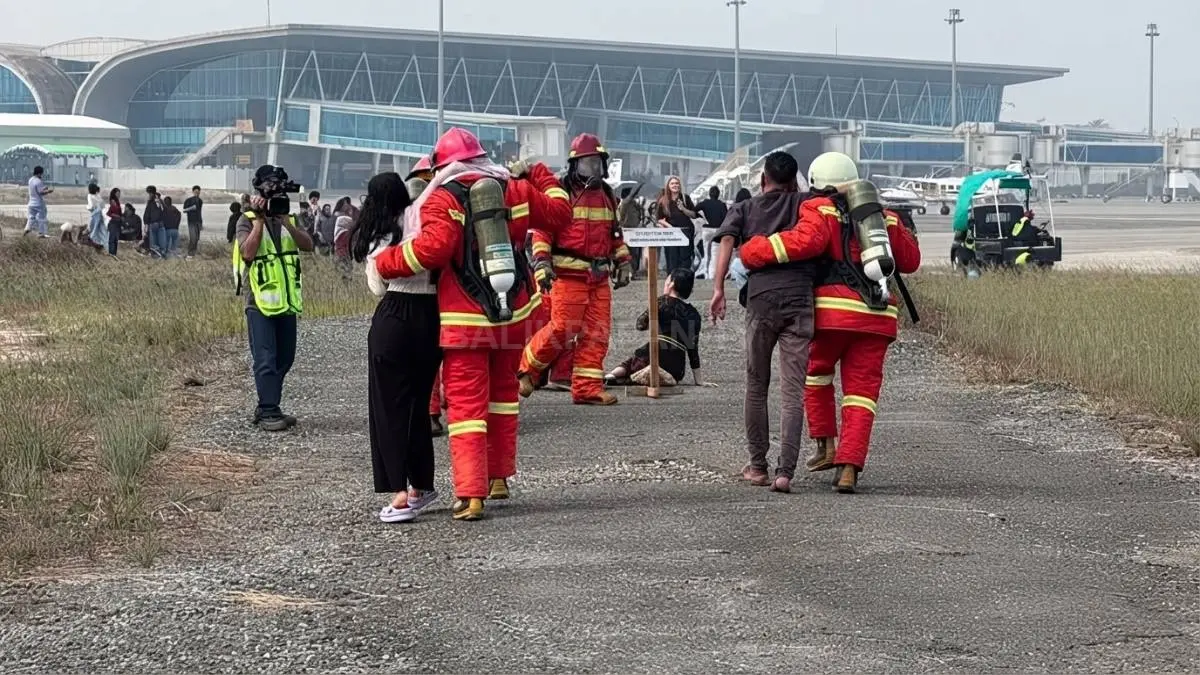 Tim gabungan melakukan upaya penyelamatan dalam simulasi Skala Penuh di Bandara APT Pranoto Samarinda. (DOK. IST/SAPOS)