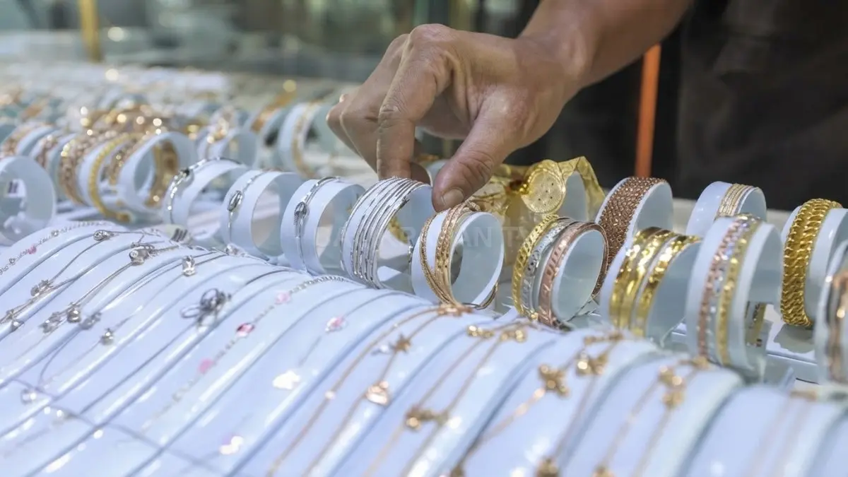 Harga emas perhiasan naik pada akhir pekan, Lakuemas dan Rajaemas mencatat penguatan harga per gram