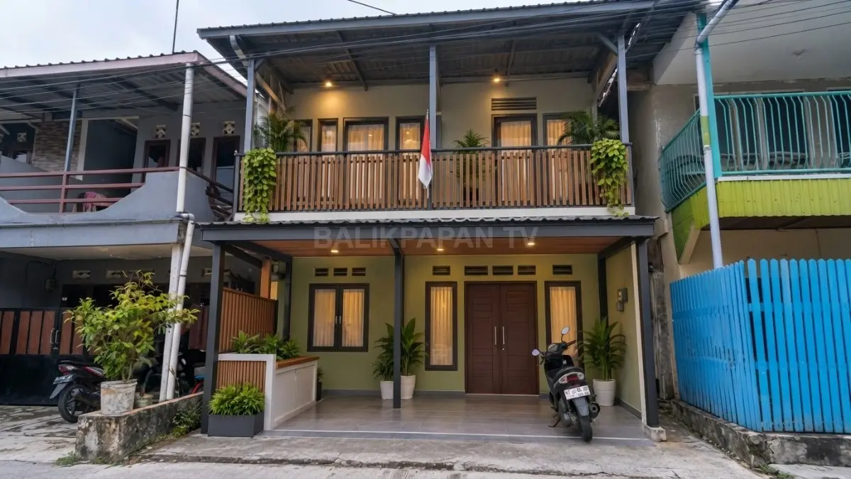 Fasad rumah sebelum renovasi memperlihatkan karakter lama yang kemudian diarahkan menuju konsep minimalis modern.