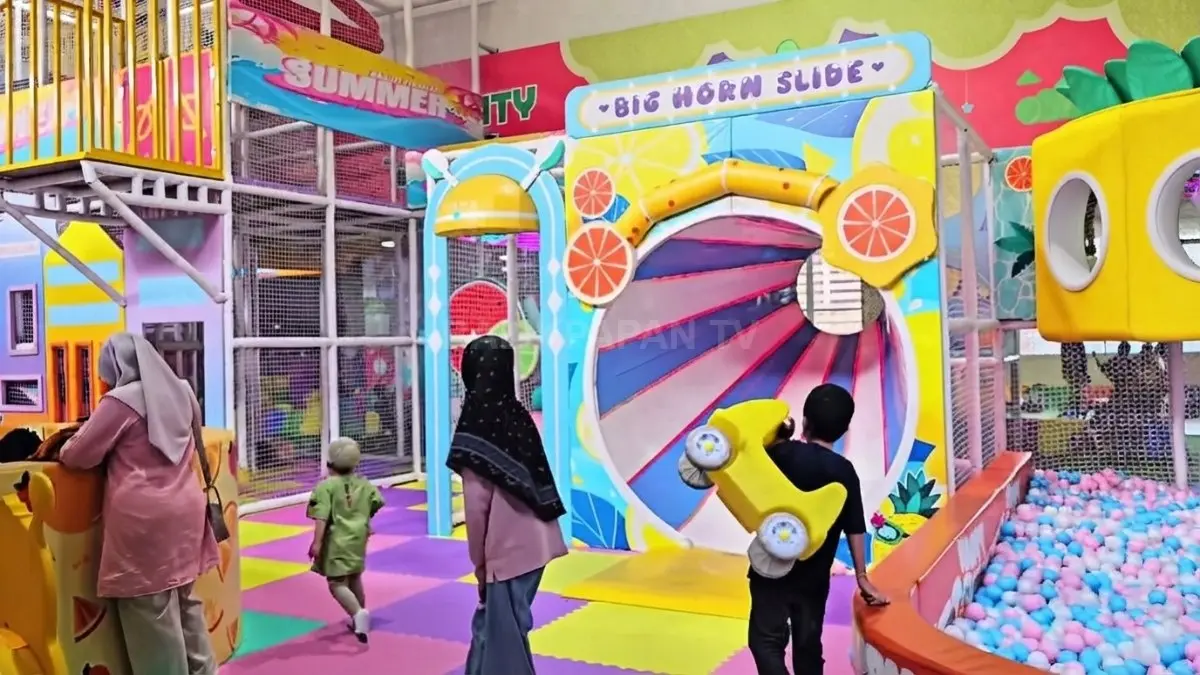 Anak-anak menikmati beragam wahana bermain indoor Fruitcity Park Balikpapan bersama keluarga sepanjang hari.