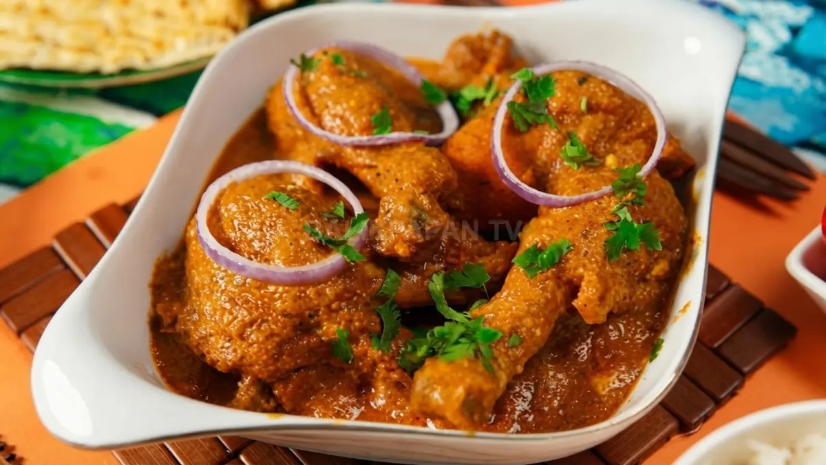 Ayam Cincane khas Samarinda dengan bumbu merah berempah disajikan hangat bersama nasi putih dan sambal.