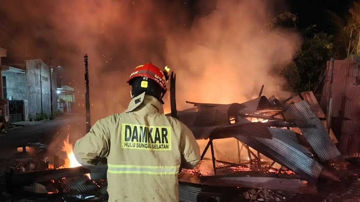 Kebakaran Desa Asam HSS menghanguskan rumah dan warung, api berhasil dipadamkan tanpa korban jiwa. (Foto: Damkar HSS)