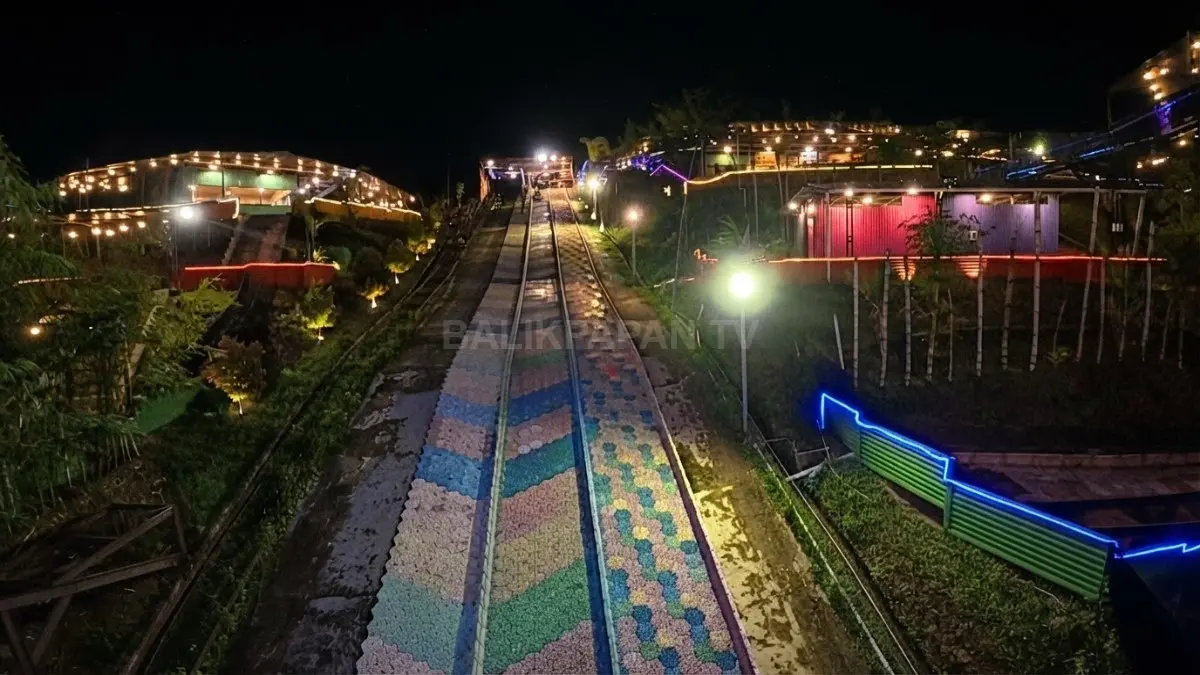 Lampu hias menerangi kawasan Lakeview Samboja saat pengunjung bersantai menikmati suasana malam.