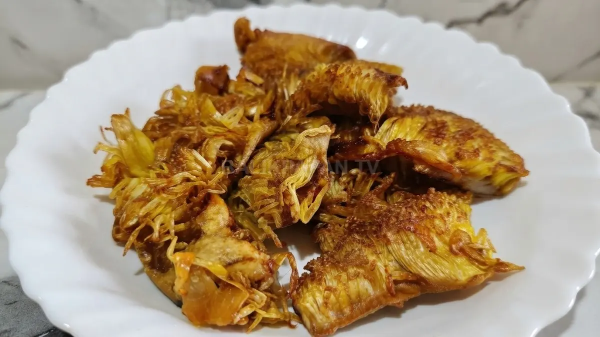 Mandai goreng khas Kalimantan berbahan kulit cempedak fermentasi disajikan sebagai lauk bersama nasi hangat.