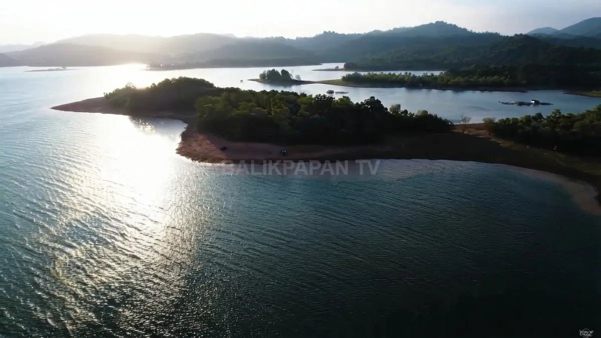 Pemandangan indah kawasan Murung Batu Laba dari ketinggian dengan panorama perairan dan bukit hijau. (BTV/Ai)