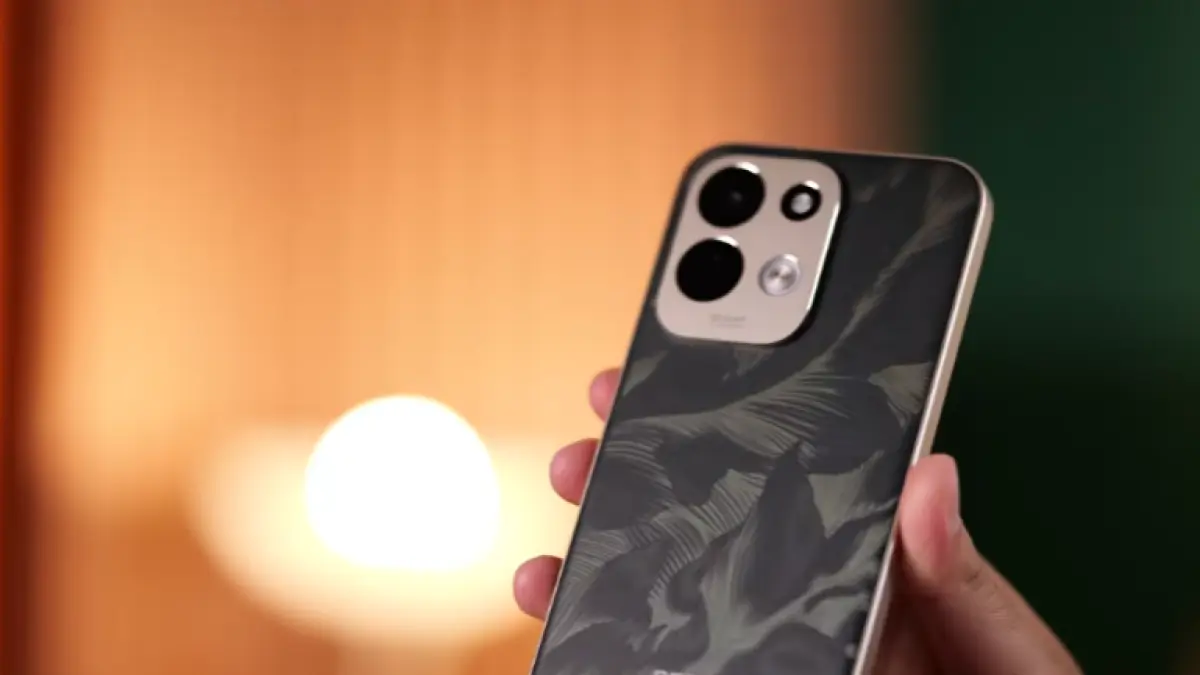 Redmi 17 menawarkan dukungan update lebih panjang, sedangkan Motorola G57 Power unggul pada kamera dan perekaman video (BTV/AI)