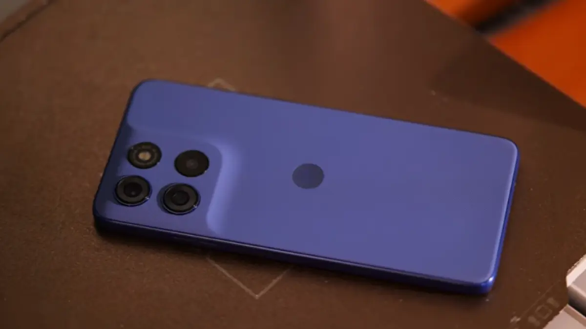 Redmi 17 unggul layar lebih besar dan microSD, sedangkan Motorola G57 Power menawarkan Full HD+ dan bodi lebih premium (BTV/AI)