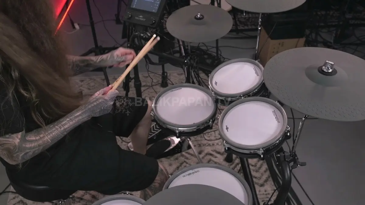 Seseorang sedang memainkan perangkat drum elektrik TOUCHBEAT dengan stik drum di studio musik. (BTV/Ai)