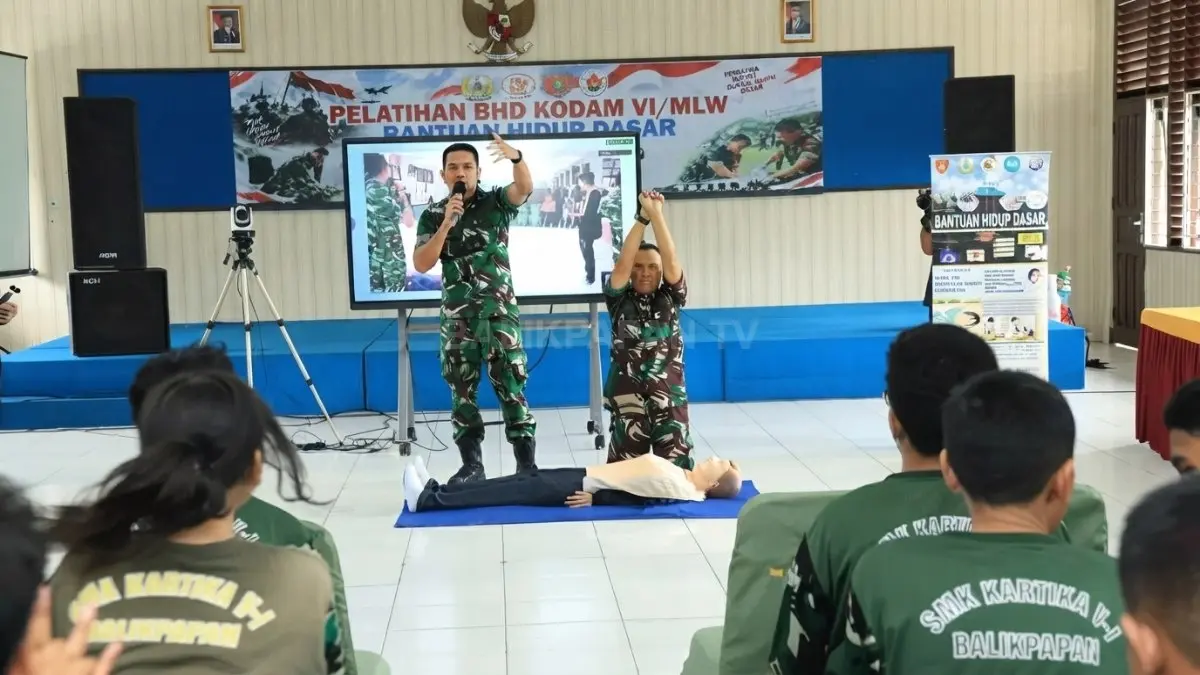 Siswa SMA dan SMK Kartika V Balikpapan mempraktikkan kompresi dada menggunakan manekin dalam pelatihan Bantuan Hidup Dasar. (DOK. IST/BALPOS)